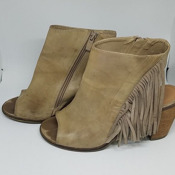 Very Volatile Poca Fringe City Bootie Los Angeles Tan Tassel Heels (9) - Picture 5 of 9